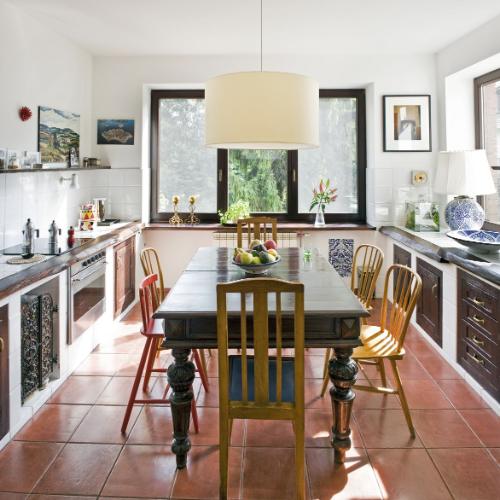 W kuchni inspirowanej ukochaną Toskanią podłoga jest z terakoty, a szafki mają drewniane drzwiczki. (Fot. Jakub Pajewski)