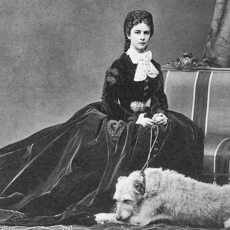 Sisi z jej psem, fotografia autorstwa Ludwiga Angerera, 1863 rok (Fot. Getty Images)