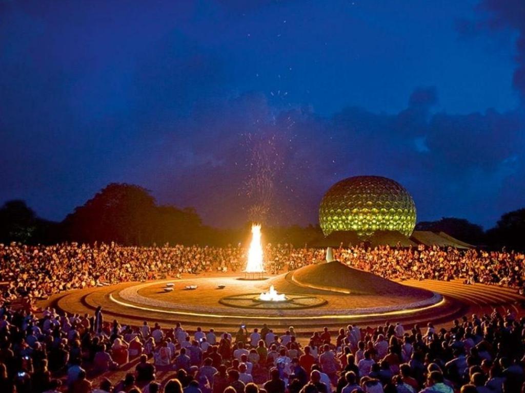  Miasto zostało założone przez grupę osadników przybyłych ze 124 krajów świata! Współczesne Auroville rozciąga się na obszarze ok. 20 km kw., mieszka w nim kilka tysięcy osób 52 narodowości. Na zdjęciu Mieszkańcy świętują urodziny Auroville. (Fot. Marco Saroldi)