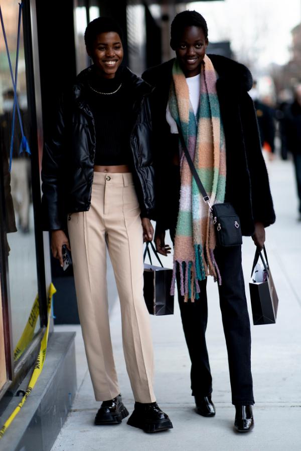 Jakie kurtki na zimę z dużym kapturem są modne? Futrzana – stylizacja street fashion z Nowego Jorku (Fot. Spotlight. Launchmetrics/Agencja FREE)