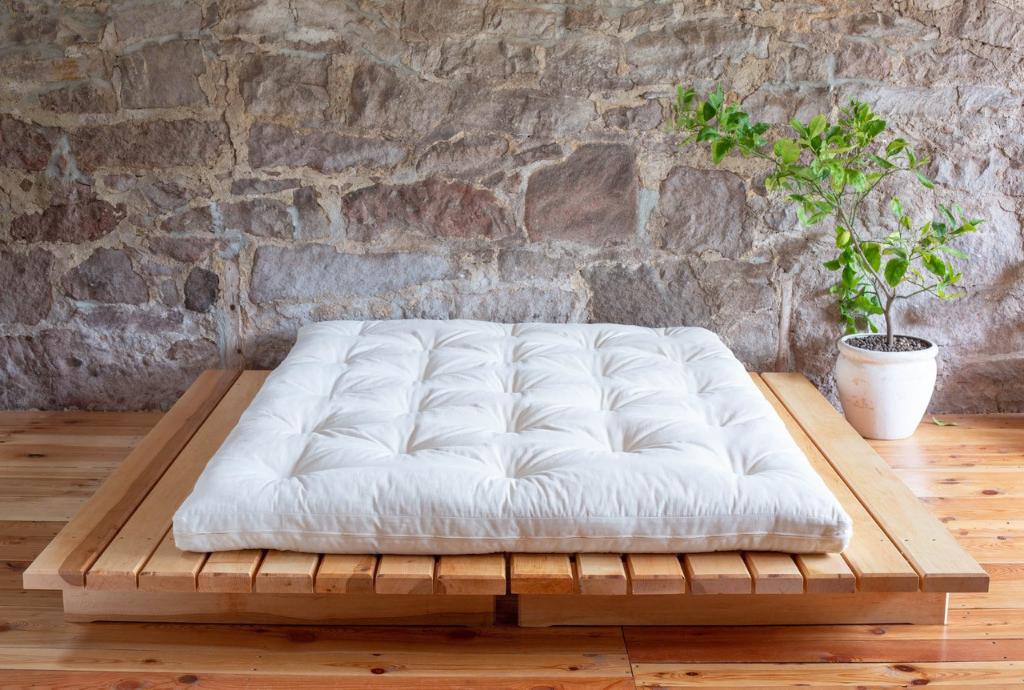 Materace futon w tradycji japońskiej to rodzaj posłania, na którym od tysięcy lat śpią Japończycy. Na zdjęciu współczesny futon marki slodkichsnow.com. (Fot. materiały prasowe)