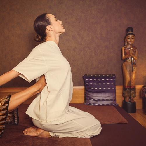 Podstawą masażu tajskiego jest intensywne działanie na liniach energetycznych i punktach spustowych, zwanych czasami punktami wyzwalania. (Fot. iStock)