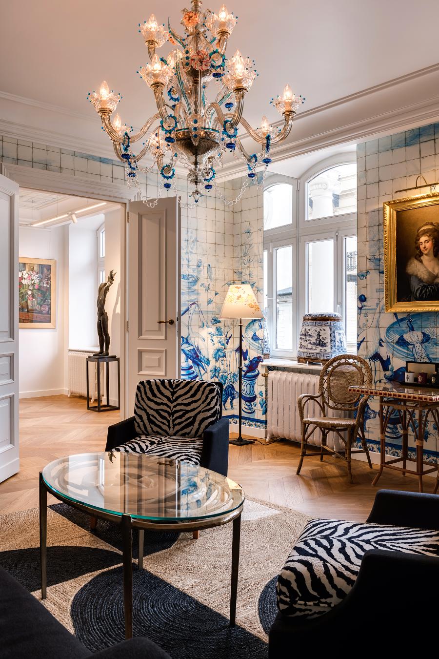 Sercem Maison Sisley jest salon, w którym można odpocząć i porozmawiać. Ściany warszawskiego salonu zdobi tapeta francuskiej artystki Laurence Mosneron Dupin, inspirowana białymi kafelkami malowanymi w niebieskie wzory, które znajdują się we wnętrzach pałacu w Nieborowie. (Fot. materiały prasowe Sisley)