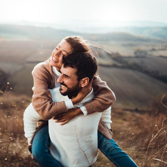 Wyliczono, że jeśli będziemy przytulać się pięć razy dziennie co najmniej przez minutę, to zaobserwujemy korzystne efekty fizjologiczne: uwalniają się wtedy tzw. hormony szczęścia: oksytocyna i serotonina. (Fot. iStock)