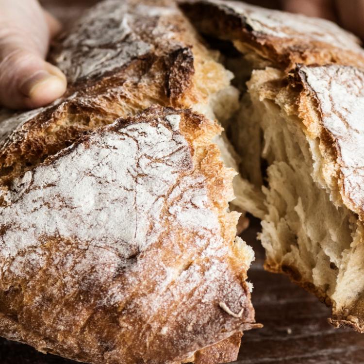 Do zrobienia chleba wystarczą mąka, zakwas lub drożdże, woda i sól. (Fot. iStock)