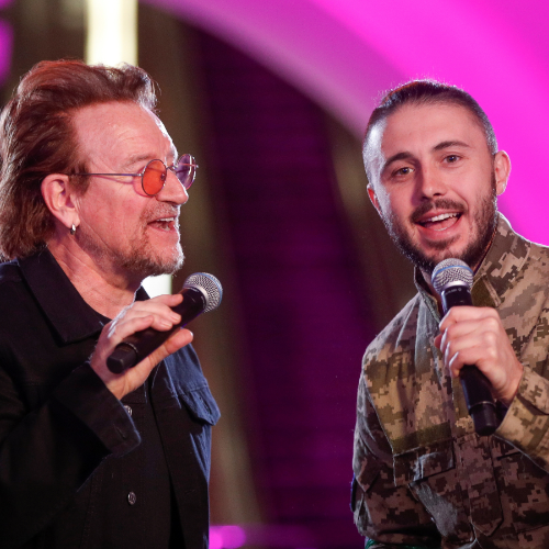 Bono i The Edge z grupy U2 dali koncert w metrze w Kijowie. Zaśpiewali m.in. z Tarasem Topolią z ukraińskiego zespołu Antytila. (Fot. Valentyn Ogirenko/Reuters/Forum)