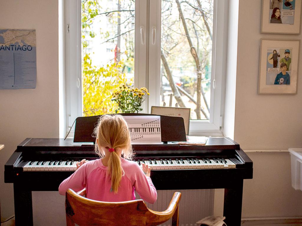  Pianino w salonie zawsze jest dostępne dla wszystkich dzieci. W muzyce często słychać ich emocje. (Fot. materiały Fundacji)