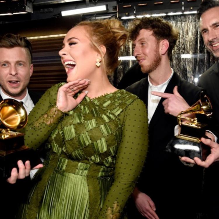 W 2017 roku Adele odebrała aż 5 statuetek Grammy, m.in. za utwór roku („Hello”) i album roku („25”). Na zdjęciu wokalistka razem z producentami podczas ceremonii rozdania nagród w Staples Center w Los Angeles. (Fot. Kevin Mazur/ Wireimage/ Getty Images/ Gallo Images)