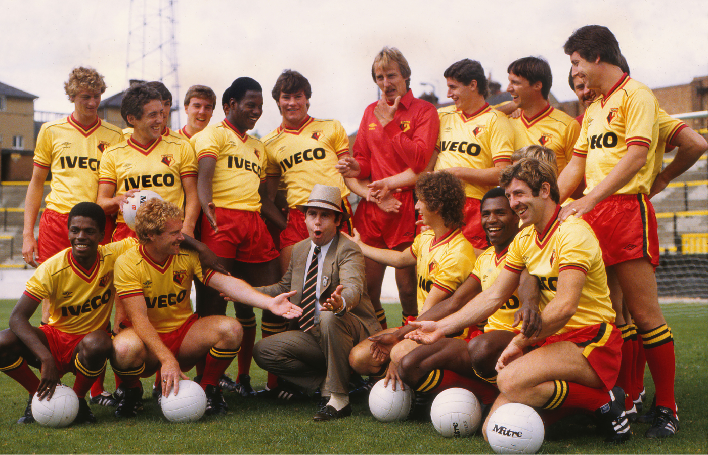 Elton John, prezes Watford F.C., z zawodnikami, 1982 rok (Fot. Colorsport/Imago Sport/Forum)