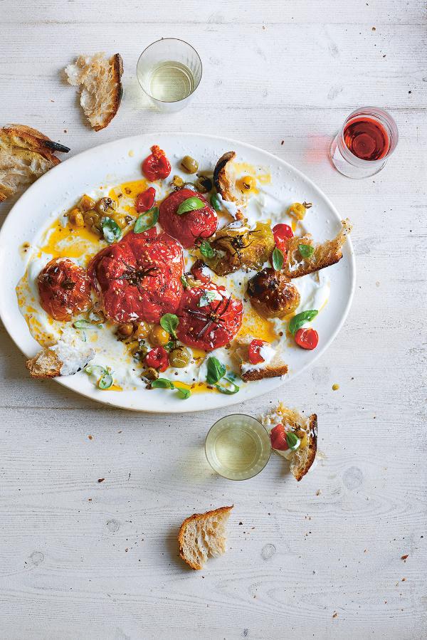 Pomidory pieczone w oliwie z jogurtem i ziołami (Fot. Issy Croker)