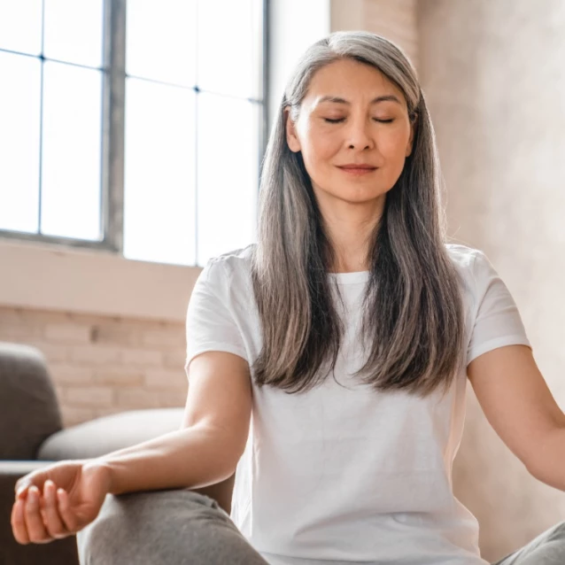Negatywne emocje możemy uwalniać poprzez medytację. (Fot. iStock)