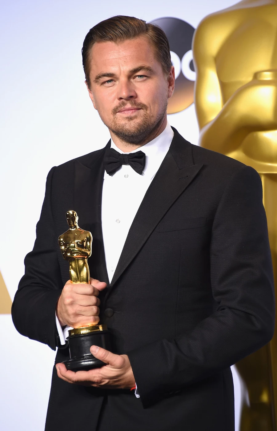 Leonardo DiCaprio z Oscarem dla najlepszego aktora pierwszoplanowego za rolę w filmie „Zjawa”, 2016 rok (Fot. Jason Merritt/Getty Images)