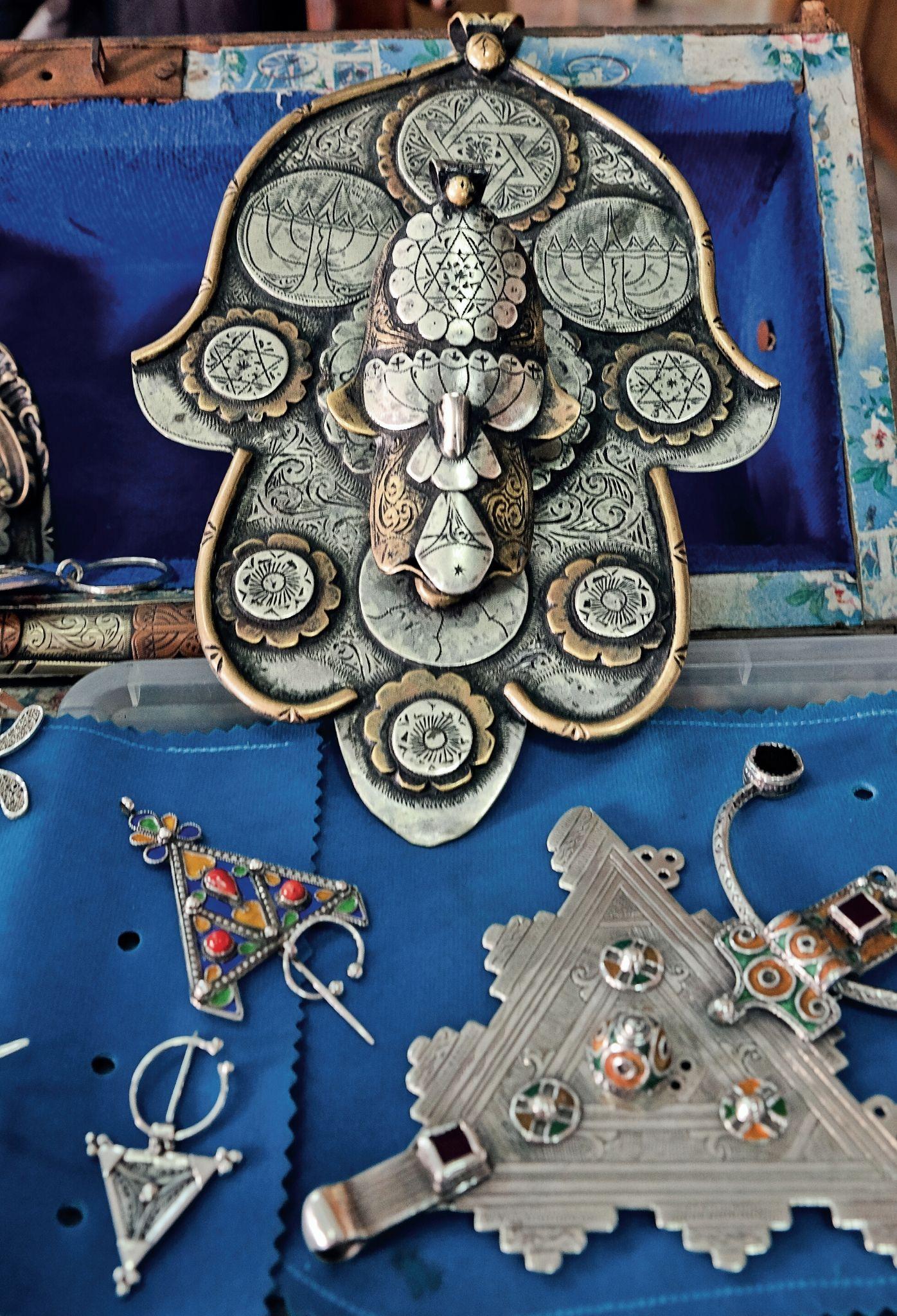  Bogato zdobiony amulet chroniący przed złym okiem, nazywany ręką Fatimy, i tradycyjne berberyjskie ozdoby z manufaktury biżuterii Maalem Ali 1908. (Fot. Anna Janowska)