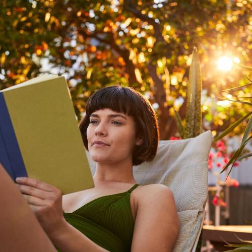 Książki romans erotyk to świetny pomysł na wakacje. (Fot. iStock)
