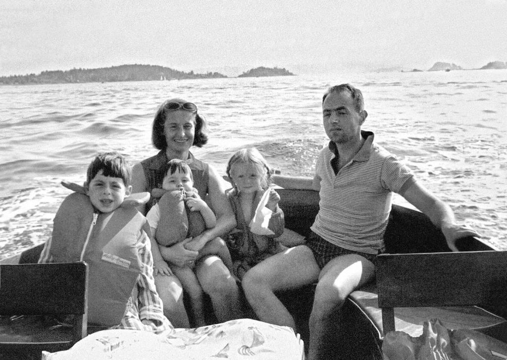 Nina (pośrodku) z rodzicami Gunhild i Bertholdem oraz braćmi Thomasem (po lewej) i Leo, Oslofjorden, 1969 (Fot. ze zbiorów Niny F. Grunfeld)