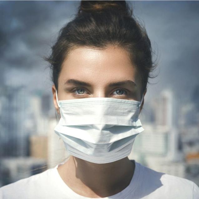 Zanieczyszczenie powietrza odbija się również na kondycji skóry (Fot. iStock)