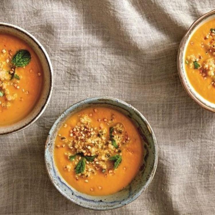 Superszybka zupa z marchewki i kopru włoskiego z komosą ryżową (fot. Fanny Hanson)