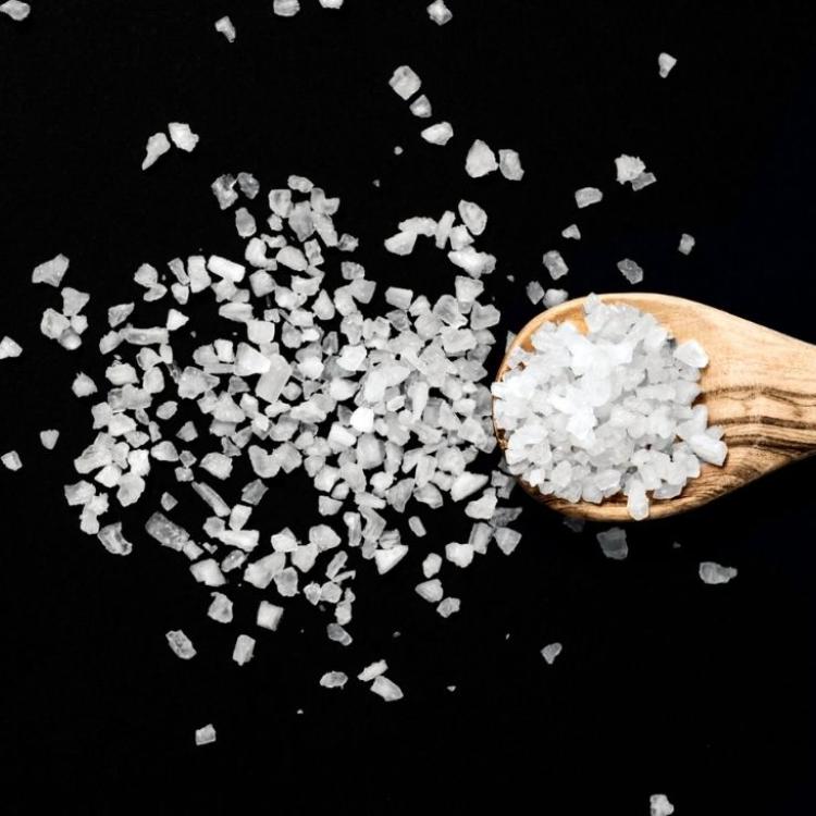 Dzienna dawka soli, ustalona przez Światową Organizację Zdrowia (WHO) dla osoby dorosłej, nie powinna przekraczać 5 gramów, czyli jednej płaskiej łyżeczki. (Fot. iStock) 