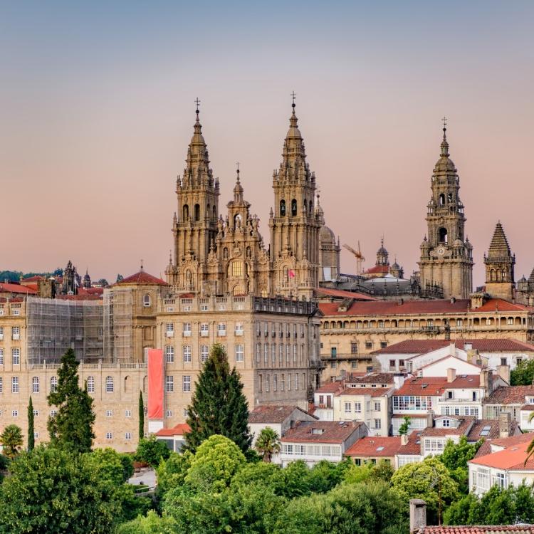 Santiago de Compostela – widok na wieże katedry, tyły ratusza. Kilkaset metrów poza centrum miasto ustępuje miejsca zielonym wzgórzom. (Fot. iStock)