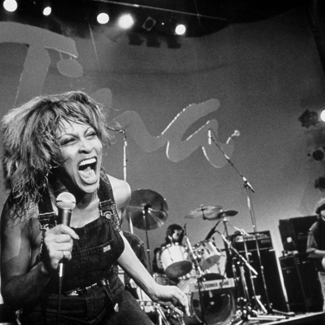 W połowie lat 80. Tina Turner porzuciła nie tylko swój dotychczasowy muzyczny styl, ale także skromny image na rzecz wizerunku megagwiazdy i symbolu seksu. (Fot. RDA/Forum)