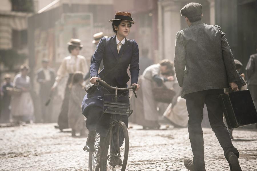 Kadr z pierwszego sezonu „Paris Police 1900”: młoda prawniczka Jeanne Chauvin na rowerze, ulubionym środku komunikacji paryżan belle époque. (Fot. materiały prasowe)
