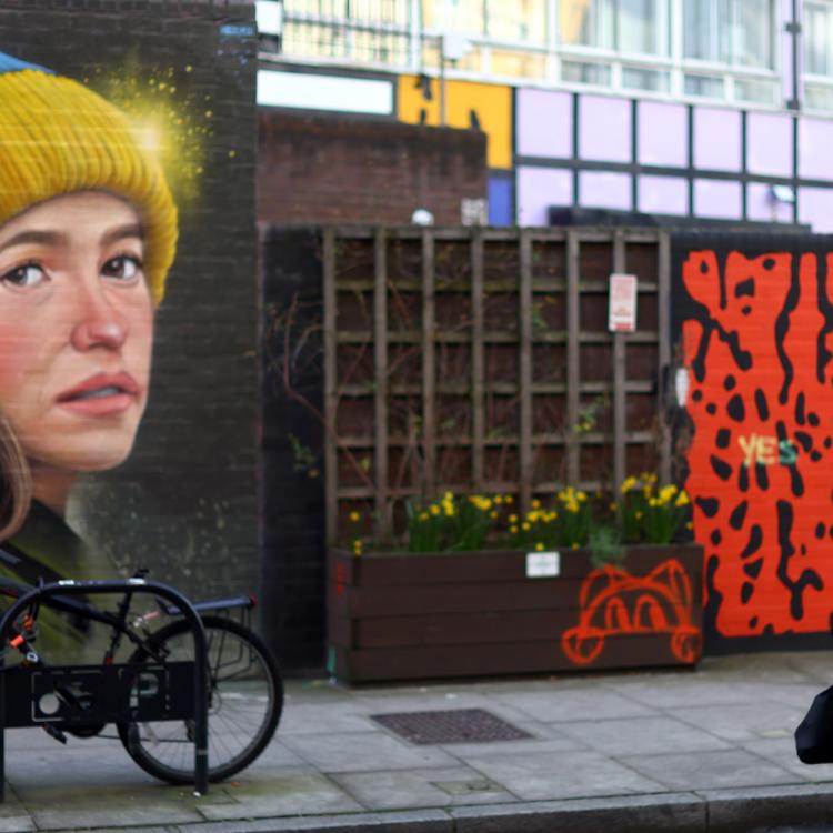 Street art jako głos sprzeciwu wobec wojny w Ukrainie; mural autorstwa WOSKerskiego w Londynie (Fot. Forum)
