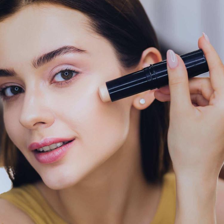 Dzięki kosmetykom w sztyfcie można zrobić wygodnie makijaż nawet w czasie podróży (Fot. Getty Images)