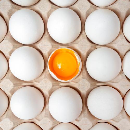 Ile jajek dziennie to dopuszczalna norma? Ostatnie badania wskazują, że nie ma takiej normy. Mało tego, negatywne skutki dla zdrowia może przynieść ograniczanie liczby zjadanych jajek. (Fot. iStock)