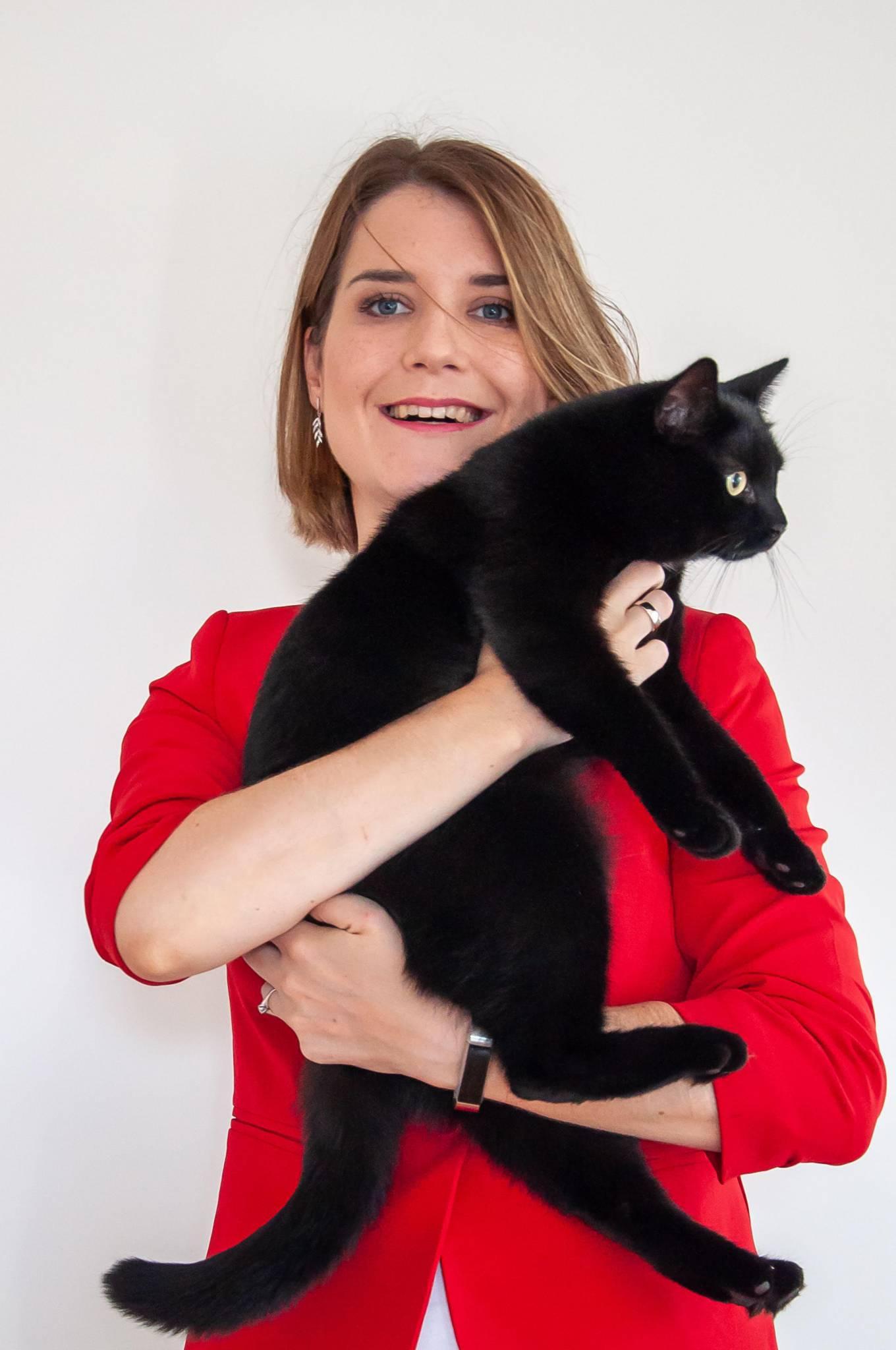  Kitku, czyli czarny kot o twarzy jak księżyc, to ważna persona na blogu i w życiu Janiny (Fot. materiały prasowe)