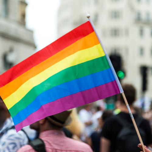Twórcą tęczowej flagi jako symbolu LGBTQ był Amerykanin Gilbert Baker, były żołnierz, artysta, zadeklarowany gej i drag queen. (Fot. iSock)