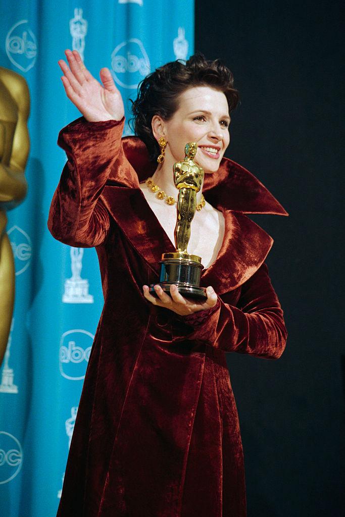 Juliette Binoche odbiera Oscara za rolę drugoplanową w filmie \
