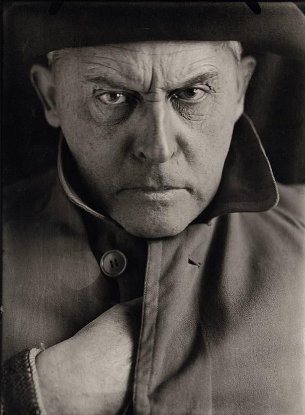Stanisław Ignacy Witkiewicz jako Napoleon, 1939, fot. Tadeusz Langier odbitka fotograficzna, 18 × 13 cm Kolekcja Stefana Okołowicza, Warszawa