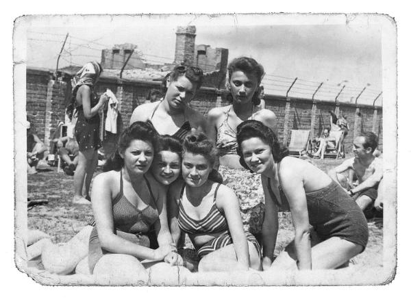 Młode Żydówki opalają się w getcie warszawskim po ukończeniu matury, 6 lipca 1942. Tylko dwie z nich przeżyły Zagładę. (Fot. materiały prasowe)