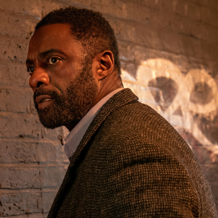 Fani Idrisa Elby będą mogli znów zobaczyć go w roli detektywa w mrocznym kryminale „Luther: Zmrok”. (Fot. materiały prasowe)