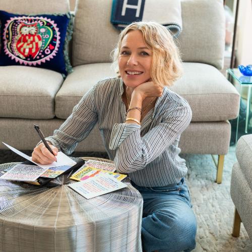 Naomi Watts stworzyła markę produktów dla kobiet w okresie menopauzy. Na zdjęciu podpisuje karty edukacyjne na temat klimakterium. (Fot. Noam Galai/Getty Images for STRIPES)