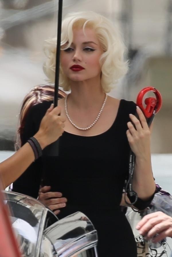 Ana de Armas jako Marilyn Monroe na planie filmu „Blonde” (Fot. PPC/Backgrid USA/Forum)