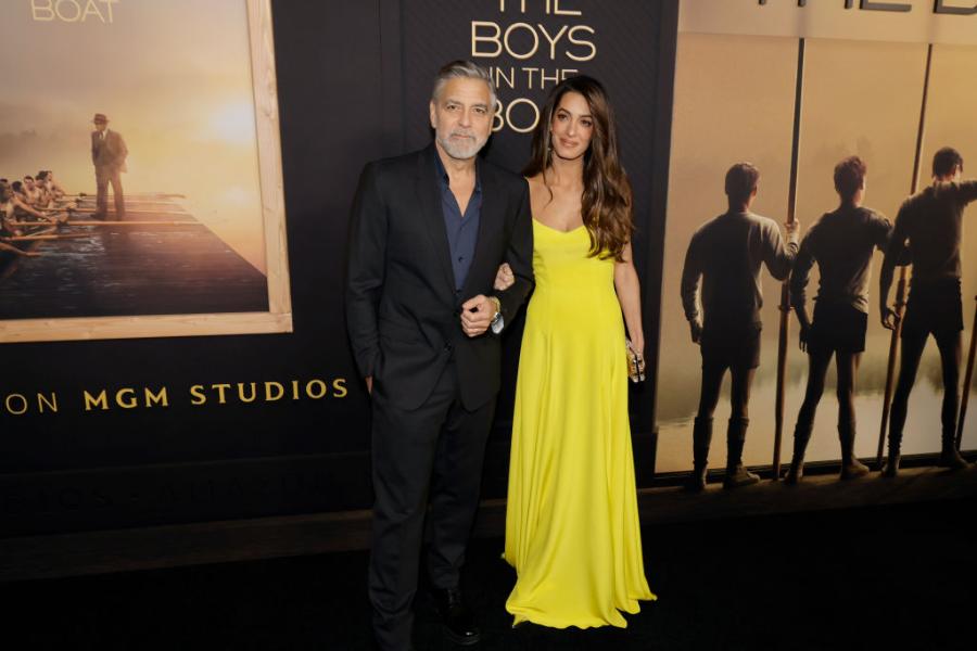 George i Amal Clooney na pokazie przedpremierowym filmu „Chłopcy z łodzi”, grudzień 2023 (Photo by Kevin Winter/Getty Images)