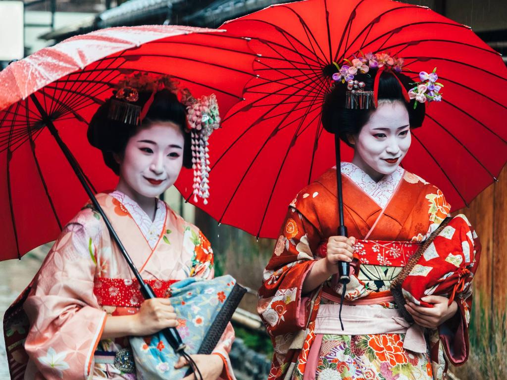  Już w XVI wieku japońskie gejsze wykorzystywały puder ryżowy do zmatowienia i wygładzenia twarzy. (Fot. iStock)