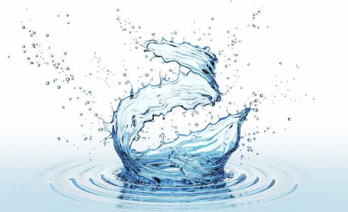  Jeśli używamy płynu do demakijażu lub mleczka, potem i tak warto umyć twarz kosmetykiem zmywalnym wodą. (Fot. iStock)