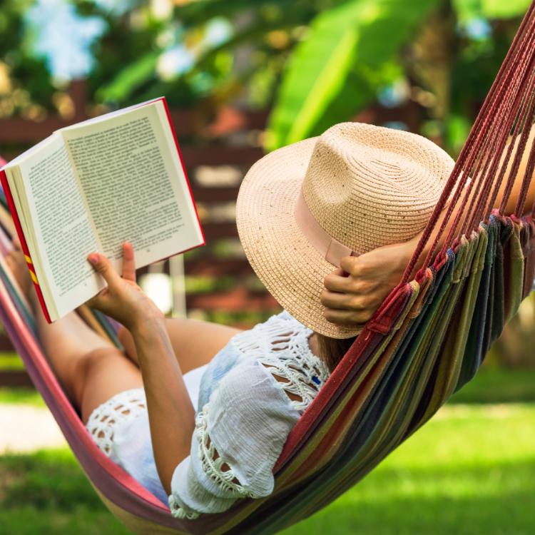 Co planujecie czytać w długi weekend? Sprawdźcie książki z sensem na sierpień. (Fot. iStock)