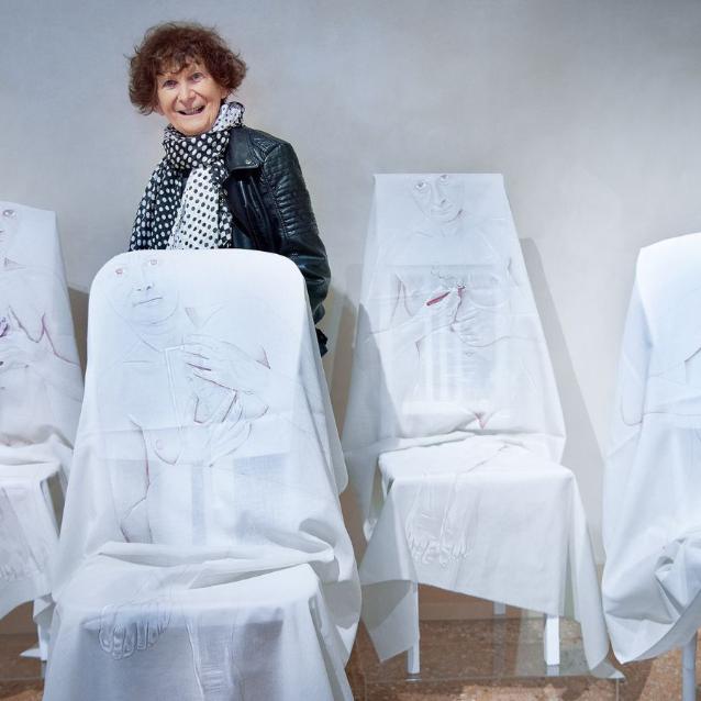 Ewy Kuryluk na trwającej właśnie wystawie w weneckim Palazzo Querini i jej instalacja „Krzesła” (1982) (Fot. z archiwum Ewy Kurluk)