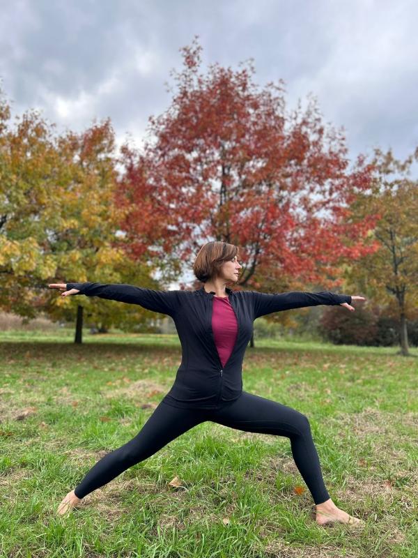 Asany stojące to pozycje wzmacniające, część z nich praktykuje się również na zajęciach jogi w menopauzie. (Fot. archiwum prywatne)