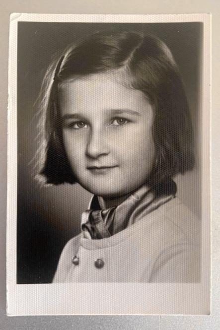 Zdjęcie legitymacyjne Marii Jeżowskiej, uczennicy klasy drugiej (Fot. archiwum prywatne)