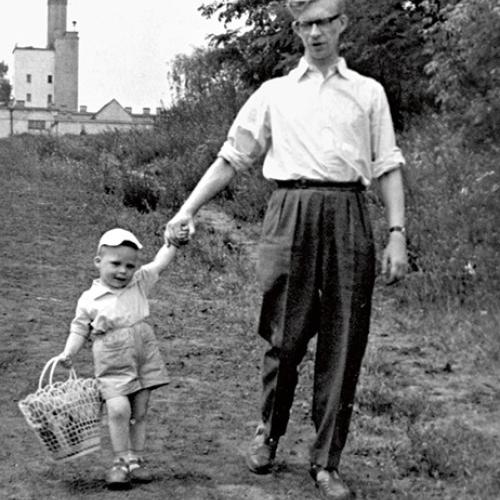  Tomasz Raczek z tatą na terenach AWF, obok którego mieszkaliśmy; ok 1960-61. (Fot. archiwum prywatne)