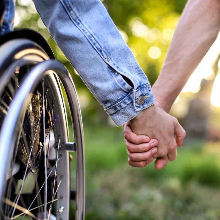 Życie osób z niepełnosprawnościami to wciąż temat tabu. Nie tylko w kontekście relacji romantycznych i seksualnych, ale również koleżeńskich. (Fot. iStock)