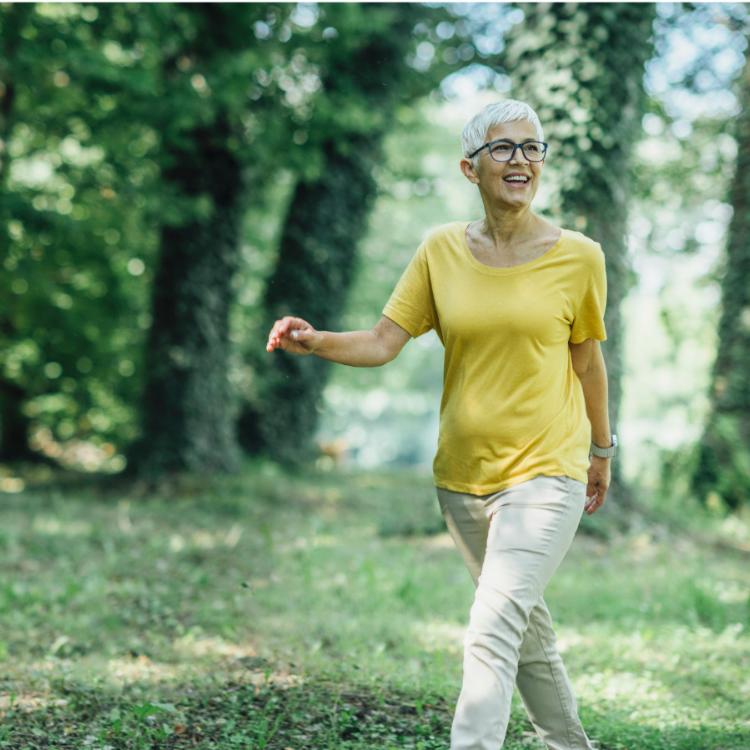 Ajurweda mówi, że możemy przejść czas menopauzy, zachowując zdrowie, radość i witalność. Jak? Dbając o prawidłową dietę, ruch, stosując sprawdzone naturalne sposoby. (Fot. iStock)