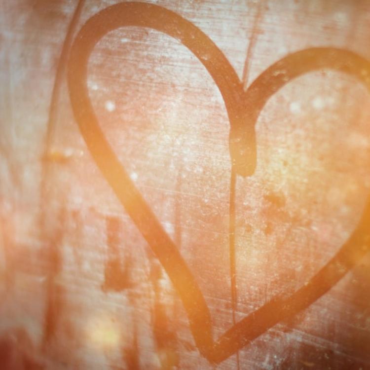 Samotne Walentynki to okazja na wyrażenie uczuć wobec siebie. (fot. iStock)