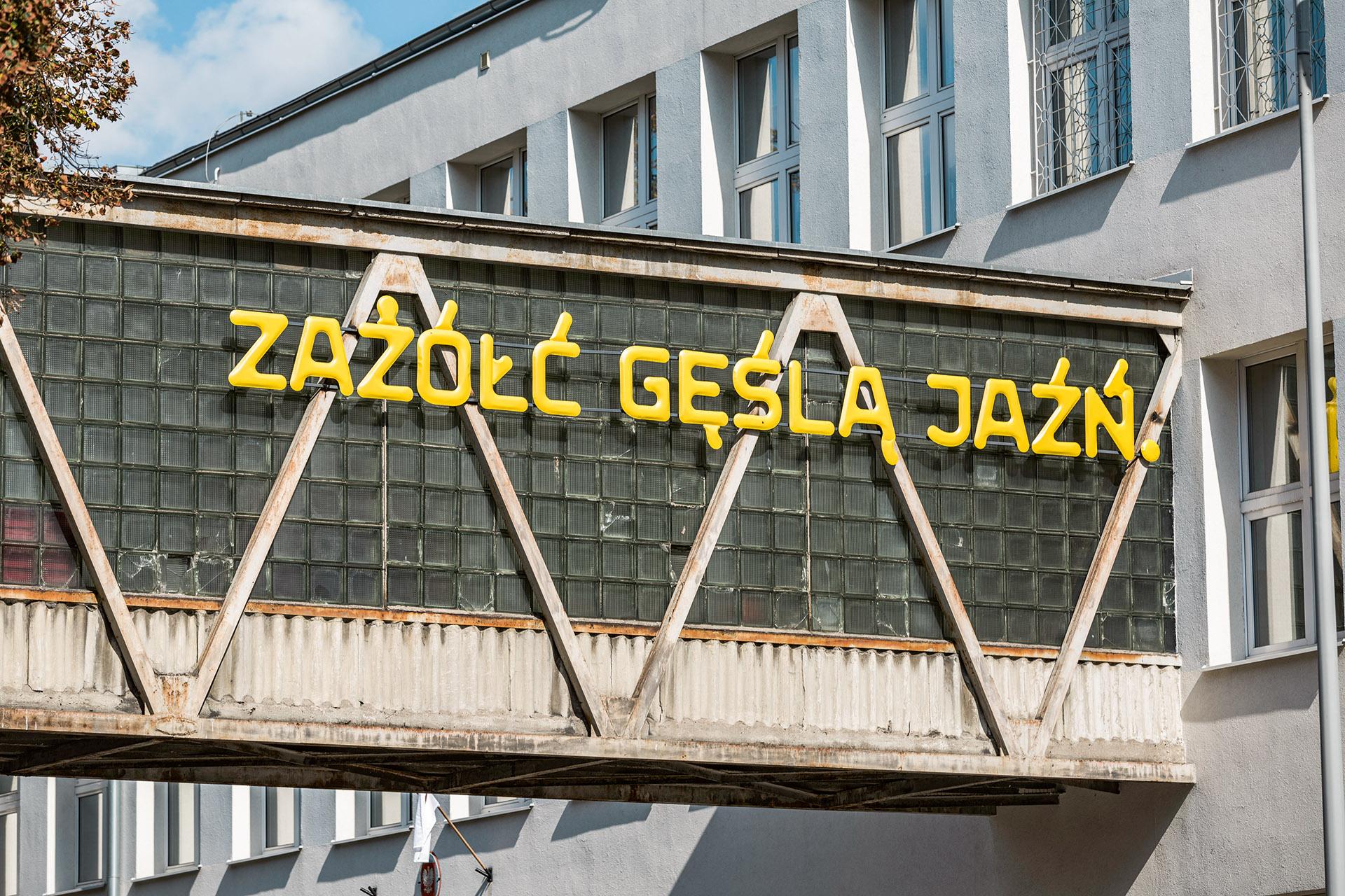  Instalacja artystyczna Mariana Misiaka i Oskara Zięty, zdanie prezentuje wszystkie znaki diakrytyczne w języku polskim, Gdynia. (Fot. Rafał Kołsut/Traffic Design)