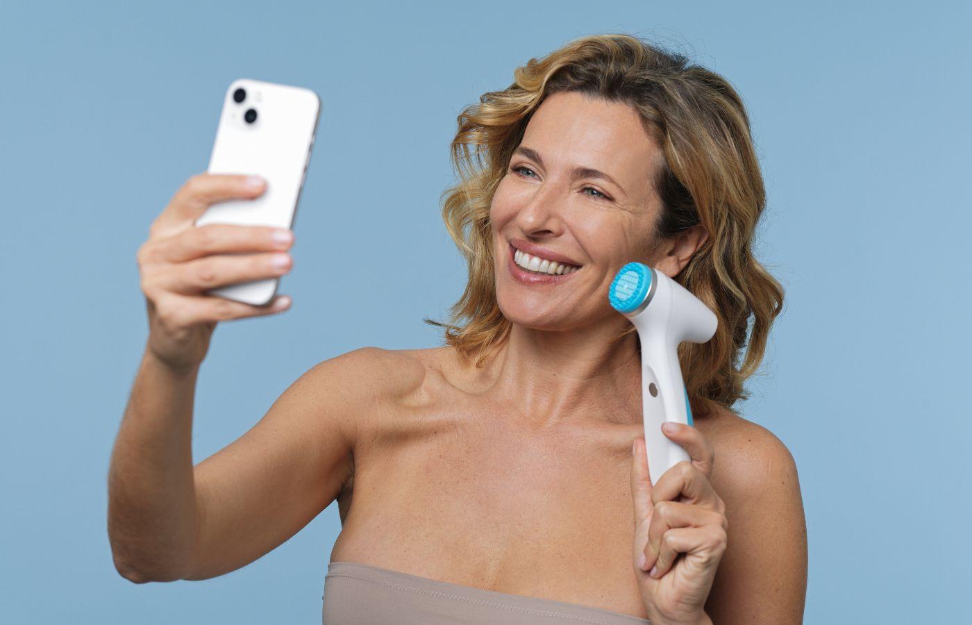 Dzięki funkcji Oś Czasu Selfie w aplikacji Nu Skin Vera będziesz mogła na bieżąco śledzić nie tylko swoje postępy, ale też to, jak tydzień po tygodniu zmienia się twoja skóra. (Fot. materiały prasowe)