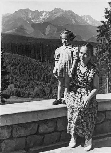 Około czteroletnia Agnieszka z mamą w Tatrach (Fot. archiwum domowe Agnieszki Holland)